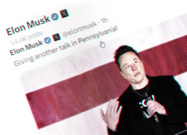 Ukrayna. Poltava. 19 Ekim 2024.Fotoğraf: Elon Musk Twitter sayfası, Philadelphia, Pensilvanya 'da bir belediye binasında yaptığı konuşma sırasında bir dizüstü ekranda. Kullanılan renk yarı- ton filtresi ve efekt hatası.