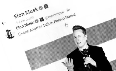 Ukrayna. Poltava. 19 Ekim 2024.Fotoğraf: Elon Musk Twitter sayfası, Philadelphia, Pensilvanya 'da bir belediye binasında yaptığı konuşma sırasında bir dizüstü ekranda. Kullanılan yarım ton filtresi