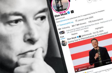 Ukrayna. Poltava. 20 Ekim 2024. Elon Musk profili akıllı telefon ekranında. Mesajlı yeni tweet. Arka planda Elon Musk 'un odaksız bir portresi var..