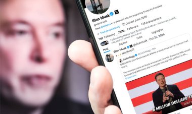 Ukrayna. Poltava. 20 Ekim. Elon Musk profili akıllı telefon ekranında. Mesajlı yeni tweet. Arka planda Elon Musk 'un odaksız bir portresi var..