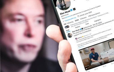 Ukrayna. Poltava. 20 Ekim. Elon Musk profili akıllı telefon ekranında. Mesajlı yeni tweet. Arka planda Elon Musk 'un odaksız bir portresi var..