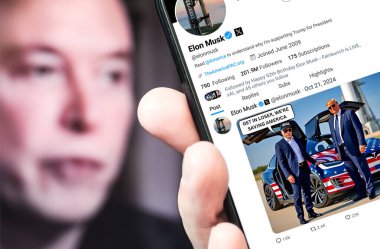 Ukrayna. Poltava. 21 Ekim 2024. Elon Musk profili akıllı telefon ekranında. Mesajlı yeni tweet. Arka planda Elon Musk 'un odaksız bir portresi var..