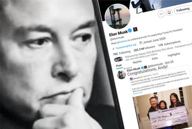 Ukrayna. Poltava. 21 Ekim 2024. Elon Musk profili akıllı telefon ekranında. Mesajlı yeni tweet. Arka planda Elon Musk 'un odaksız bir portresi var..