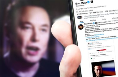 Poltava, Ukrayna - 1 Kasım 2024 Elon Musk Twitter profili sayfası yeni bir tweet ile akıllı telefon ekranında. Arka planda Elon Musk 'un bulanık bir portresi var..