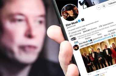 Ukrayna. Poltava. 15 Kasım 2024. Elon Musk akıllı telefon ekranında Twitter profili. Metin ile yeni tweet.