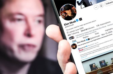 Ukrayna. Poltava. 15 Kasım 2024. Elon Musk akıllı telefon ekranında Twitter profili. Metin ile yeni tweet.