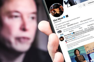 Ukrayna. Poltava. 15 Kasım 2024. Elon Musk akıllı telefon ekranında Twitter profili. Metin ile yeni tweet.