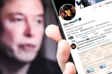 Ukrayna. Poltava. 15 Kasım 2024. Elon Musk akıllı telefon ekranında Twitter profili. Metin ile yeni tweet.