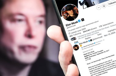 Ukrayna. Poltava. 15 Kasım 2024. Elon Musk akıllı telefon ekranında Twitter profili. Metin ile yeni tweet.