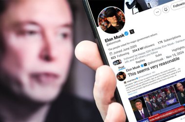 Ukrayna. Poltava. 15 Kasım 2024. Elon Musk akıllı telefon ekranında Twitter profili. Metin ile yeni tweet.