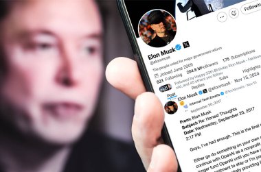Ukrayna. Poltava. 15 Kasım 2024. Elon Musk akıllı telefon ekranında Twitter profili. Metin ile yeni tweet.