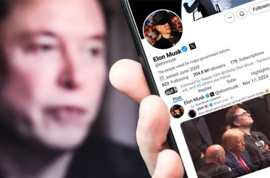 Ukrayna. Poltava. 17 Kasım 2024. Elon Musk akıllı telefon ekranında Twitter profili. Metin ile yeni tweet.