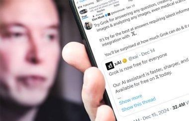 Poltava, Ukrayna - 15 Aralık 2024. Elon Musk Twitter profili sayfasında elinde akıllı telefonuyla yeni bir tweet var. Arka planda Elon Musk 'un odaksız bir portresi var..
