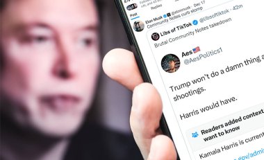 Poltava, Ukrayna - 17 Aralık 2024. Elon Musk Twitter profili sayfasında elinde akıllı telefonuyla yeni bir tweet var. Arka planda Elon Musk 'un odaksız bir portresi var..