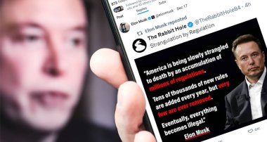 Poltava, Ukrayna - 17 Aralık 2024. Elon Musk Twitter profili sayfasında elinde akıllı telefonuyla yeni bir tweet var. Arka planda Elon Musk 'un odaksız bir portresi var..