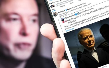 Poltava, Ukrayna - 22 Aralık 2024. Elon Musk Twitter profili sayfasında elinde akıllı telefonuyla yeni bir tweet var. Arka planda Elon Musk 'un odaksız bir portresi var..