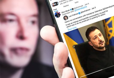 Poltava, Ukrayna - 6 Ocak 2025. Elon Musk Twitter profili sayfasında elinde akıllı telefonuyla yeni bir tweet var. Arka planda Elon Musk 'un odaksız bir portresi var..
