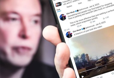 Poltava, Ukrayna - 8 Ocak 2025. Elon Musk Twitter profili sayfasında elinde akıllı telefonuyla yeni bir tweet var. Arka planda Elon Musk 'un odaksız bir portresi var..