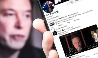 Poltava, Ukrayna - 9 Ocak 2025. Elon Musk Twitter profili sayfasında elinde akıllı telefonuyla yeni bir tweet var. Elon Musk 'un odaksız portresi