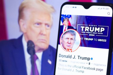 20 Ocak 2025. Ukrayna. Polta. 2025 'in açılış törenini laptop ekranında, ön planda Trump Facebook profilini akıllı telefon ekranında. Yumuşak odak.