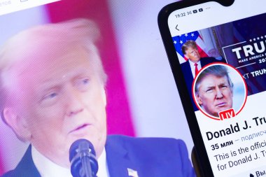 20 Ocak 2025. Ukrayna. Polta. 2025 'in açılış törenini laptop ekranında, ön planda Trump Facebook profilini akıllı telefon ekranında. Yumuşak odak.
