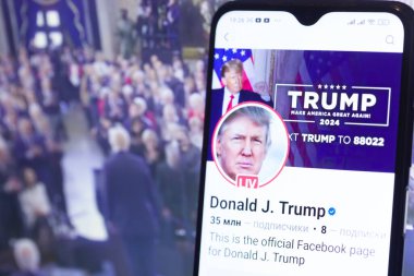 20 Ocak 2025. Ukrayna. Polta. 2025 'in açılış törenini laptop ekranında, ön planda Trump Facebook profilini akıllı telefon ekranında. Yumuşak odak.