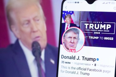 20 Ocak 2025. Ukrayna. Polta. 2025 'in açılış törenini laptop ekranında, ön planda Trump Facebook profilini akıllı telefon ekranında. Yumuşak odak.