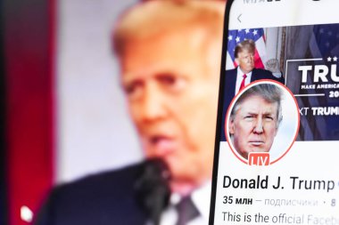 20 Ocak 2025. Ukrayna. Polta. 2025 'in açılış törenini laptop ekranında, ön planda Trump Facebook profilini akıllı telefon ekranında. Yumuşak odak.