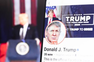 20 Ocak 2025. Ukrayna. Polta. 2025 'in açılış törenini laptop ekranında, ön planda Trump Facebook profilini akıllı telefon ekranında. Yumuşak odak.