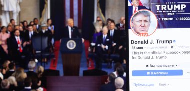 20 Ocak 2025. Ukrayna. Polta. 2025 'in açılış törenini laptop ekranında, ön planda Trump Facebook profilini akıllı telefon ekranında. Yumuşak odak.