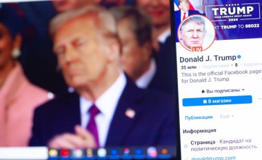 20 Ocak 2025. Ukrayna. Polta. 2025 'in açılış törenini laptop ekranında, ön planda Trump Facebook profilini akıllı telefon ekranında. Yumuşak odak.