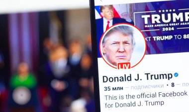 20 Ocak 2025. Ukrayna. Polta. 2025 'in açılış törenini laptop ekranında, ön planda Trump Facebook profilini akıllı telefon ekranında. Yumuşak odak.