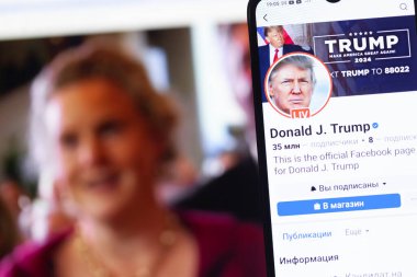 20 Ocak 2025. Ukrayna. Polta. 2025 'in açılış törenini laptop ekranında, ön planda Trump Facebook profilini akıllı telefon ekranında. Yumuşak odak.