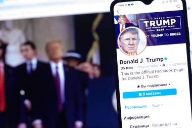 20 Ocak 2025. Ukrayna. Polta. 2025 'in açılış törenini laptop ekranında, ön planda Trump Facebook profilini akıllı telefon ekranında. Yumuşak odak.