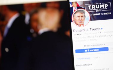 20 Ocak 2025. Ukrayna. Polta. 2025 'in açılış törenini laptop ekranında, ön planda Trump Facebook profilini akıllı telefon ekranında. Yumuşak odak.