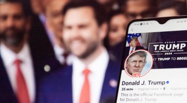 20 Ocak 2025. Ukrayna. Polta. 2025 'in açılış törenini laptop ekranında, ön planda Trump Facebook profilini akıllı telefon ekranında. Yumuşak odak.