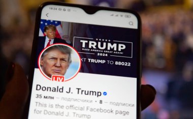 20 Ocak 2025. Ukrayna. Polta. 2025 'in açılış törenini laptop ekranında, ön planda Trump Facebook profilini akıllı telefon ekranında. Yumuşak odak.