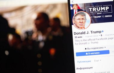 20 Ocak 2025. Ukrayna. Polta. Trump 2025 açılış töreni. Donald Trump Facebook hesabı akıllı telefon ekranında gösteriliyor