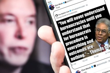 Poltava, Ukrayna - 21 Ocak 2025. Elon Musk Twitter profili sayfasında elinde akıllı telefonuyla yeni bir tweet var. Arka planda Elon Musk 'un odaksız bir portresi var..