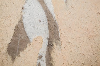 Klasik sarı arkaplan dokusu duvarı, yırtık duvar kağıdı.