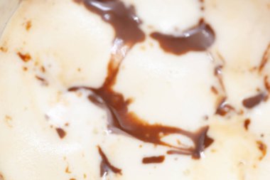 Bokeh dolusu kahve lekesi ve süt. Odaklanmamış sütlü kahverengi arkaplan.