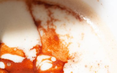 Bokeh dolusu kahve lekesi ve süt. Odaklanmamış sütlü kahverengi arkaplan.