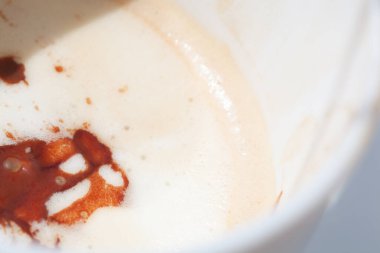 Bokeh dolusu kahve lekesi ve süt. Odaklanmamış sütlü kahverengi arkaplan.