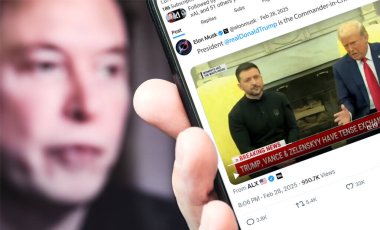Poltava, Ukrayna - 28 Şubat 2025. Elon Musk Twitter profili sayfasında elinde akıllı telefonuyla yeni bir tweet var. Arka planda Elon Musk 'un odaksız bir portresi var..