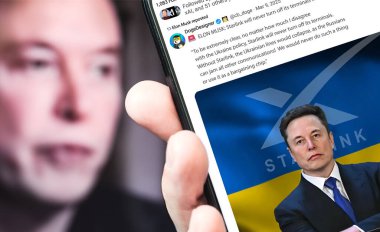 Poltava, Ukrayna - 9 Mart 2025. Elon Musk Twitter profili sayfasında elinde akıllı telefonuyla yeni bir tweet var. Arka planda Elon Musk 'un odaksız bir portresi var..