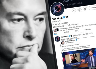 Poltava, Ukrayna - 20 Mart 2025. Elon Musk Twitter profili sayfasında elinde akıllı telefonuyla yeni bir tweet var. Arka planda Elon Musk 'un odaksız bir portresi var..