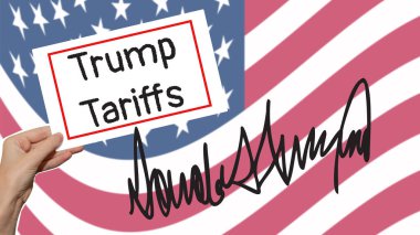 Donald Trump, Birleşik Devletler 'in 47. Başkanı' nı ve bulanık Amerikan bayrağına karşı Trump Gümrük İdaresi 'ni imzaladı..