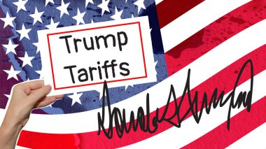 Donald Trump, Amerika Birleşik Devletleri 'nin 47. Başkanı' nı ve Amerikan bayrağına karşı yazılmış Trump Gümrük İdaresi 'ni imzaladı..