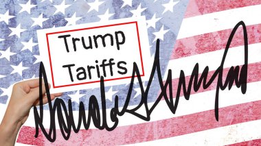 Donald Trump imzası ve Amerikan bayrağına karşı üzerinde Trump Gümrüğü yazan bir el. Koz Tarifleri
