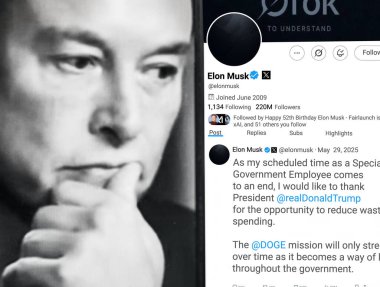 Bernkastel-Kues, Almanya - 29 Mayıs 2025: Elon Musk Twitter profili sayfasında elinde akıllı telefonuyla yeni bir tweet var. Arka planda Elon Musk 'un odaksız bir portresi var..